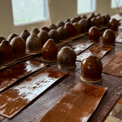 Base reforzada de cuero vacuno para garantizar estabilidad y firmeza.